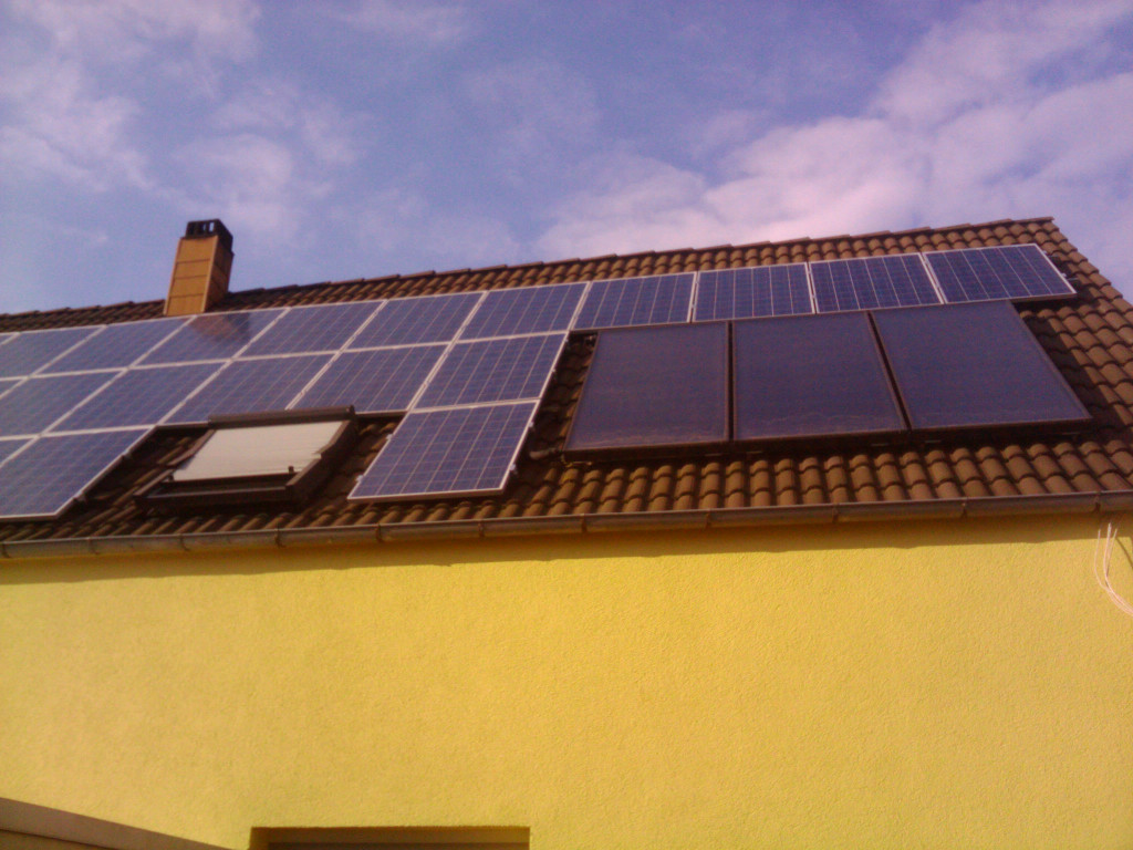 Photovoltaik- und Solarthermieanlage nebeneinander